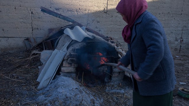 this lady is preparing bread for the family. with the temperature fell as far as -25c in winter, you can actually put your food in the freezer to keep them warm! hehe...