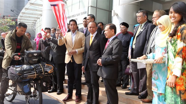 The minister, YB Khairy Jamaluddin completing the flagoff ceremony
