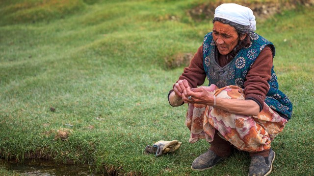 dia tengah kira duit... kot.. haha