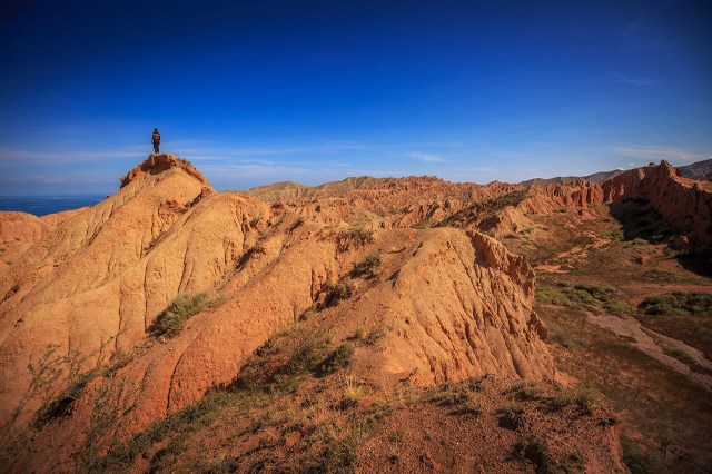 Amber, the French traveller standing proud on top of a high rock
