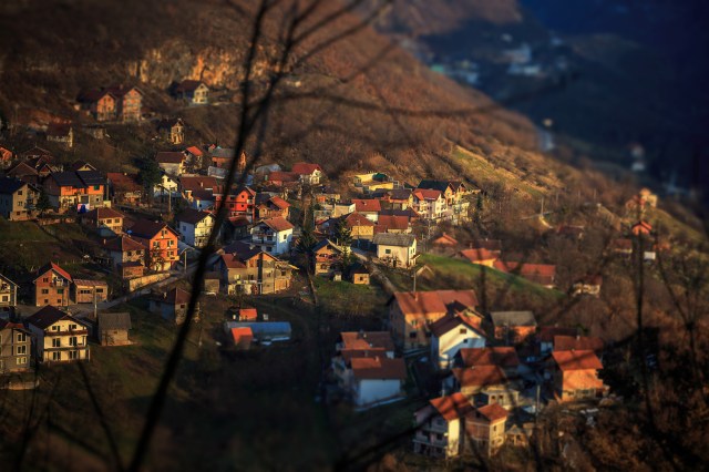 lovely residential areas on the hills surrounding Sarajevo... just lovely... it melts my heart!